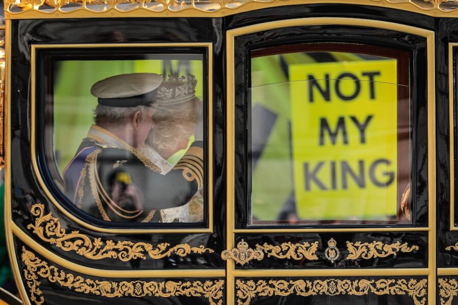 Anti-royalisten manifesteren terwijl koning Charles III op weg is naar zijn
troonrede. Klein bier vergeleken met de pro-Palestina betoging volgende
zaterdag.