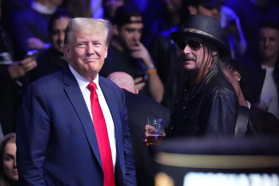 Donald Trump op een recent sportevenement. (Rechts naast hem ‘Kid Rock’)