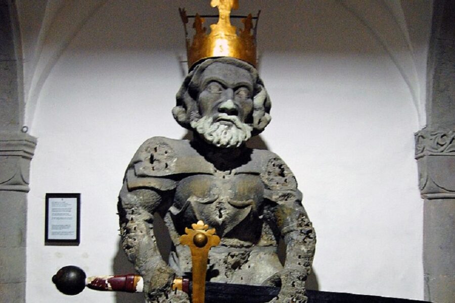 Standbeeld van Karel de Grote (741-814) in de crypte van de Grossmünster van
Zürich