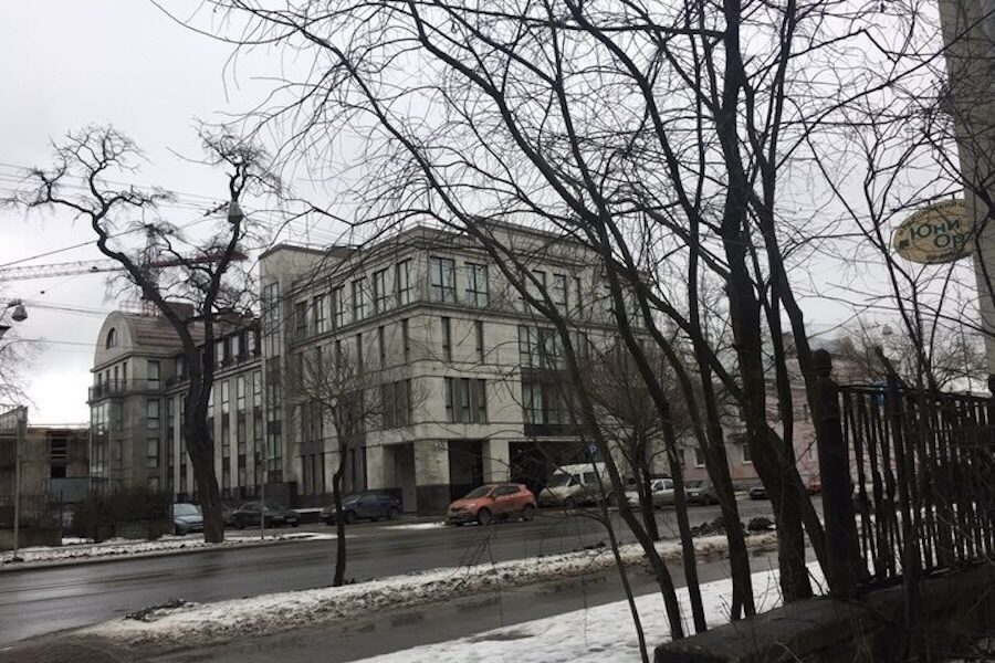 In 2017 raakte een NPO-journalist bij dit gebouw waar een trollenfabriek werkt
in Sint-Petersburg.