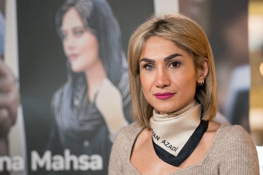 Mersedeh Shahinkar strijdt voor de nagedachtenis van Jina Mahsa Amini, vermoord
door Teheran omdat ze haar hoofddoek niet droeg zoals het hoorde…