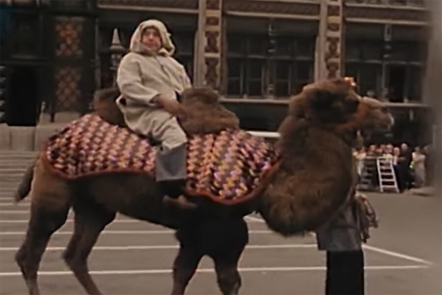Roger Nols kroop op een kameel om te protesteren tegen de toename van het aantal
migranten in zijn gemeente.