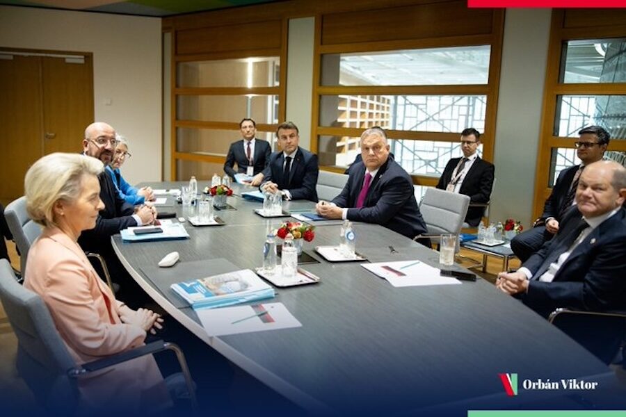 Deze foto plaatste Orbán gisterenochtend op X. De gezichten aan tafel spraken
boekdelen…