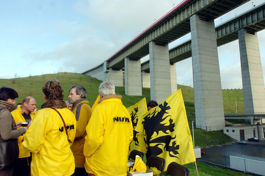 Een N-VA-delegatie trok op 6 januari 2005 naar de scheepslift in Strépy om te
protesteren tegen de geldstromen richting Wallonië.