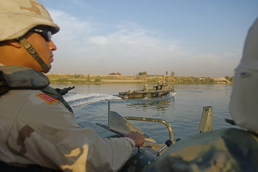 Amerikaanse militairen houden de wacht aan de Tigris.
