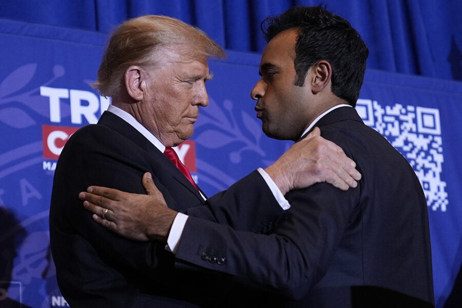Donald Trump met Vivek Ramaswamy die na de voorverkiezing in Iowa de handdoek
gooide en uit de race stapt.