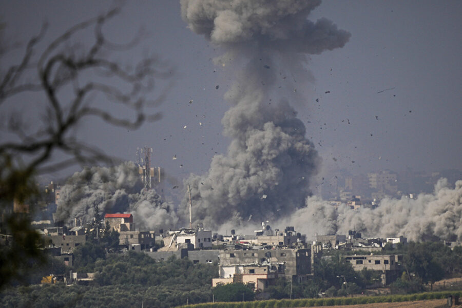 Israëlische troepen bombarderen Gaza.