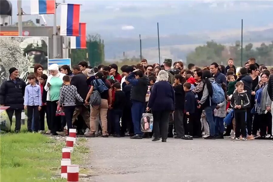 Etnische Armeniërs worden uit Nagorno-Karabach geëvacueerd.