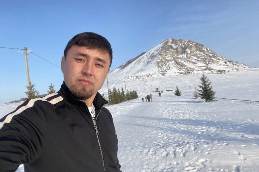 De gevangene Fail Alysnov, hier nog in vrijheid bij de berg die een symbool is
voor Basjkirië, maar nu bedreigd wordt door onder meer goud-ontginning.