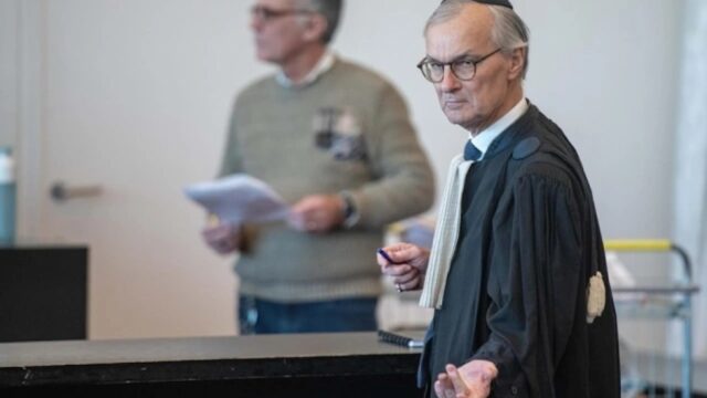 Hans Rieder, advocaat van Dries Van Langenhove verscheen mét Joodse keppel op
het proces.