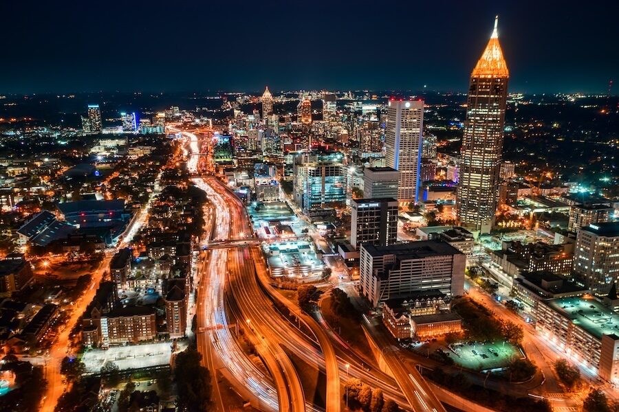 De nachtelijke skyline van Atlanta