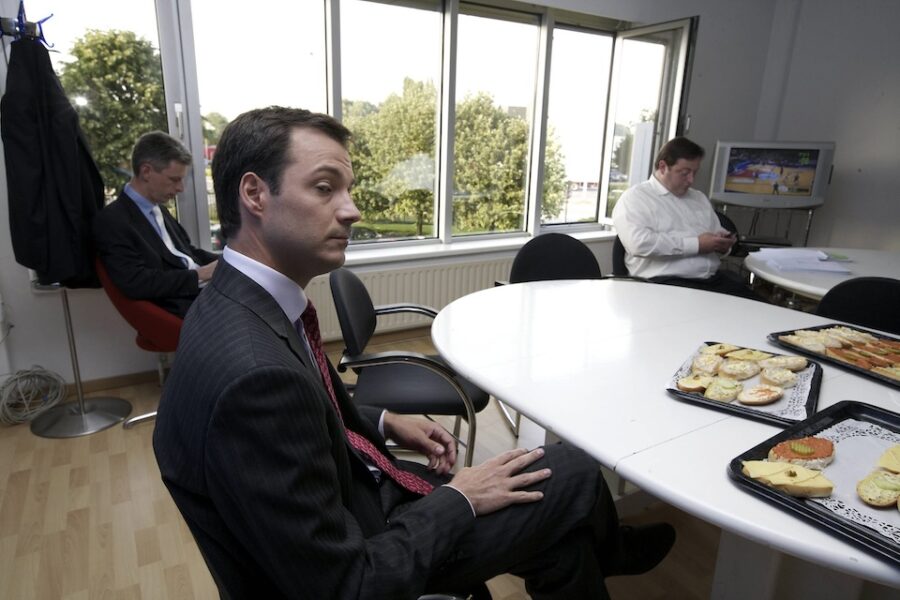 Alexander De Croo en Bart De Wever (en achter De Croo nog Geert Noels) in 2010
in afwachting van een VRT verkiezingsdebat.