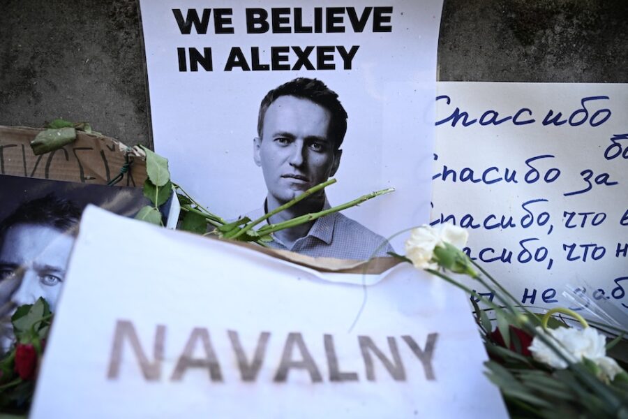 Bloemen voor Navalny bij een geïmproviseerd gedenkteken in Frankfurt Am Main…