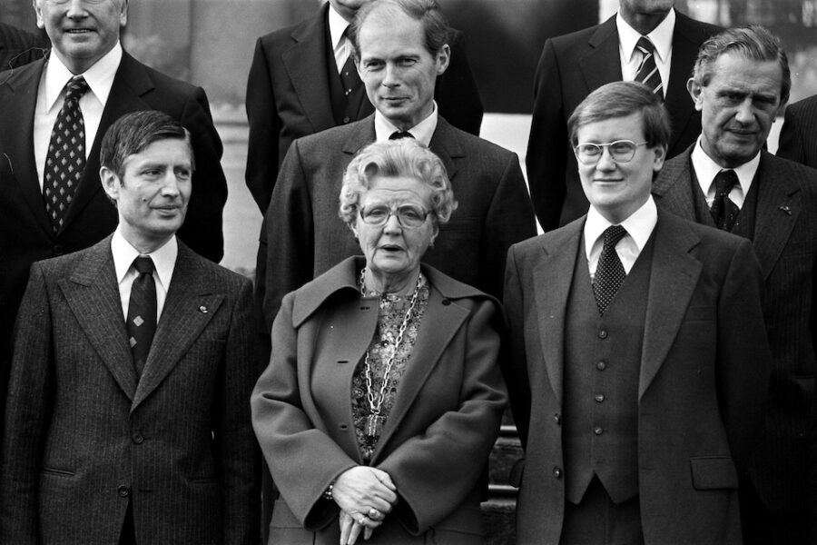 1977: het eerste kabinet Van Agt wordt beëdigd. Vlnr.: Dries Van Agt (CDA),
Koningin Juliana en Hans Wiegel (VVD).