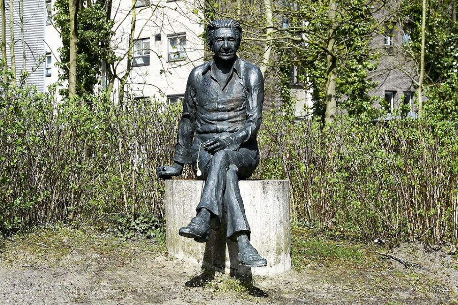 Standbeeld van Armand Preud’homme (1904-1986) in Hasselt, een werk van Jan van
den Brande