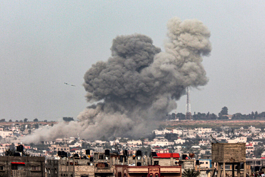 Een rookpluim boven Rafah, na een Israëlisch bombardement.
