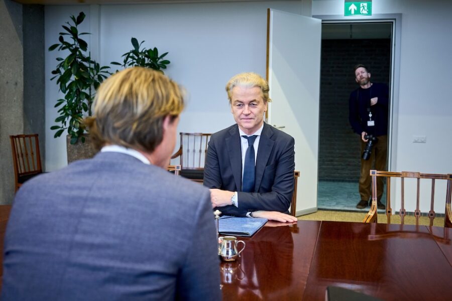Geert Wilders aan de onderhandelingstafel met formateur Kim Putters.