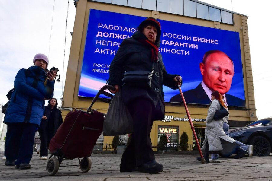 Een digitaal scherm toont citaten van Poetin in de straten van Sint-Petersburg
eerder deze maand.