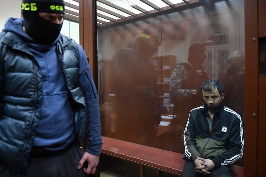 Eén van de beschuldigde Tadzjieken in de rechtszaal in Moskou.