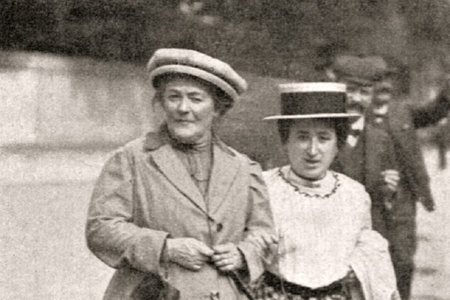 Clara Zetkin (l.) en Rosa Luxemburg (r.) in 1910