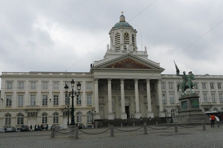 Links: het Grondwettelijk Hof.