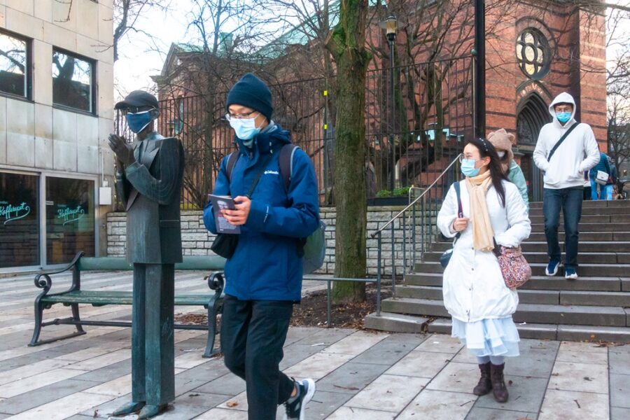 Toeristen dragen mondmaskers op het Nils Ferlin-plein in de Zweedse hoofdstad
Stockholm.