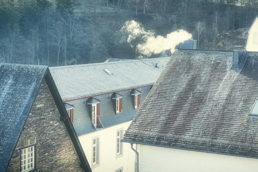 Rokende schoorsteen in Monschau.
