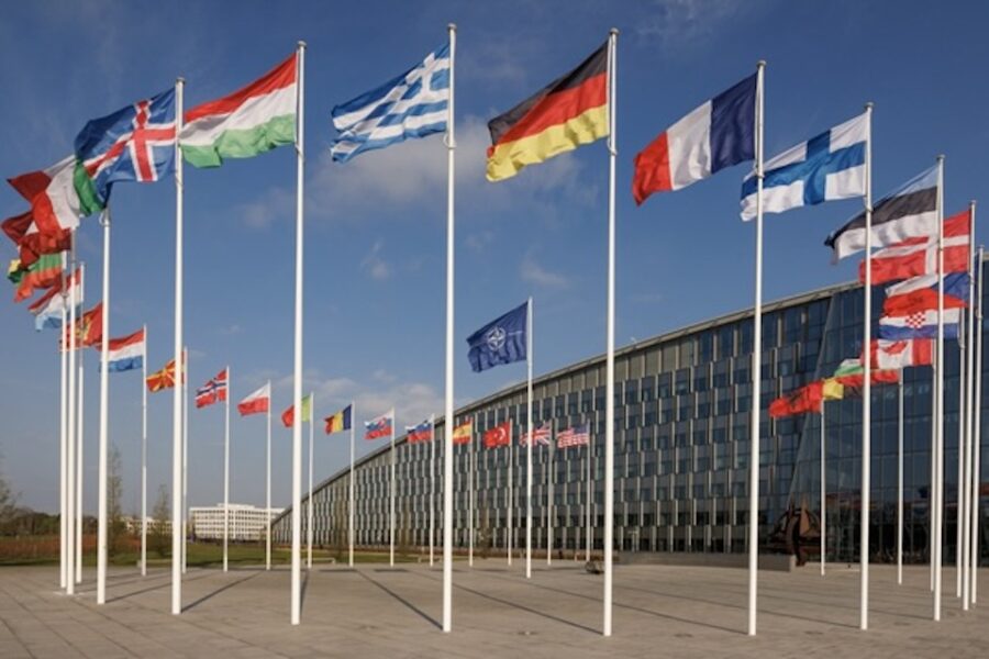 De vlaggen van de lidstaten voor het Navo hoofdkwartier in Brussel.