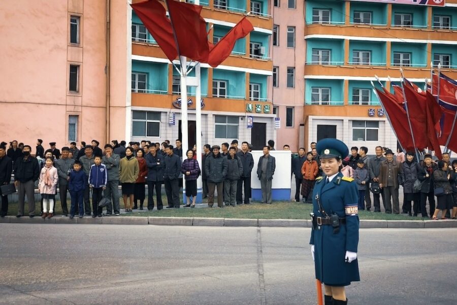 Een Noord-Koreaanse verkeersagent in de ochtendspits.