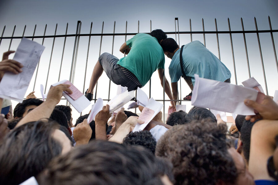 Vluchtelingen verdringen zich voor het hek van het politiebureau in de Griekse
hoofdstad Athene om een verblijfsvergunning te verkrijgen.