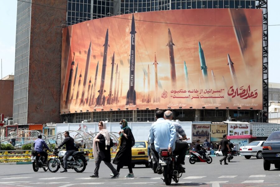 Grote billboards met raketten in Teheran, de dag na een aanval van Israël op het
Iraanse Ifsahan.