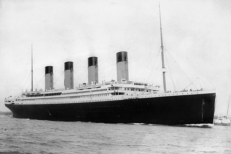 De Titanic bij zijn vertrek uit Southampton