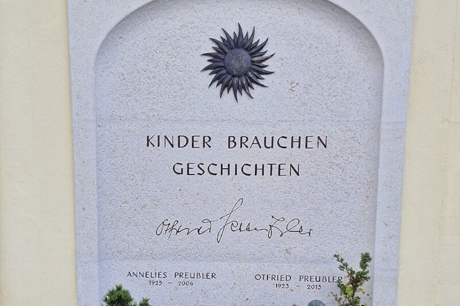 ‘Kinderen hebben verhalen nodig’, staat op het graf van de beroemdste Duitse
jeugdauteur Oftried Preußler.