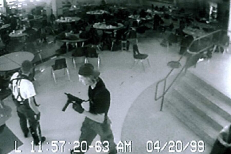 Harris (links) en Klebold (rechts) in de cafetaria, 8-11 minuten voor hun
zelfmoord
