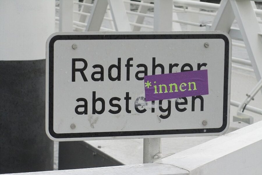 Duits verkeersbord met sticker die het taalgebruik ‘genderneutraal’ maakt…