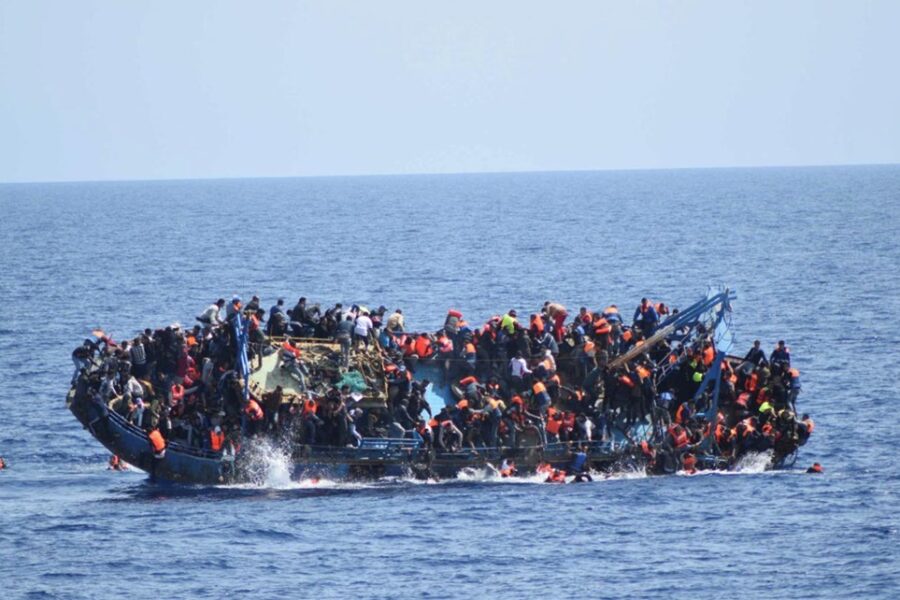 Een overvolle boot met migranten kapseist op de Middellandse Zee.